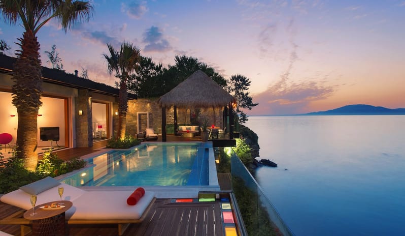 Royal Infinity, Outdoor at night